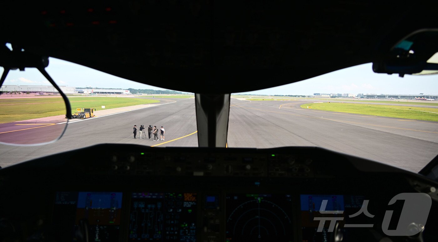 본문 이미지 - 5일 인천국제공항에서 제2활주로 종합시험운영 및 관계기관 합동점검이 열렸다. 사진은 완공을 앞둔 제2활주로의 모습.(공동취재) 2025.8.6/뉴스1 ⓒ News1 박지혜 기자
