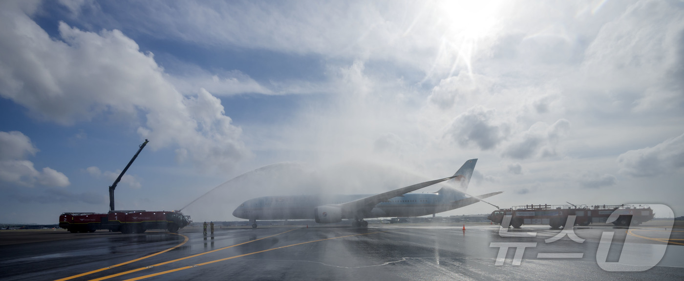 (인천공항=뉴스1) 박지혜 기자 = 5일 인천국제공항 제2활주로에서 운영 재개 전 실제 항공기를 활용한 관계기관(서울지방항공청-인천공항) 합동 점검이 진행돼 인천공항 소방대가 항 …