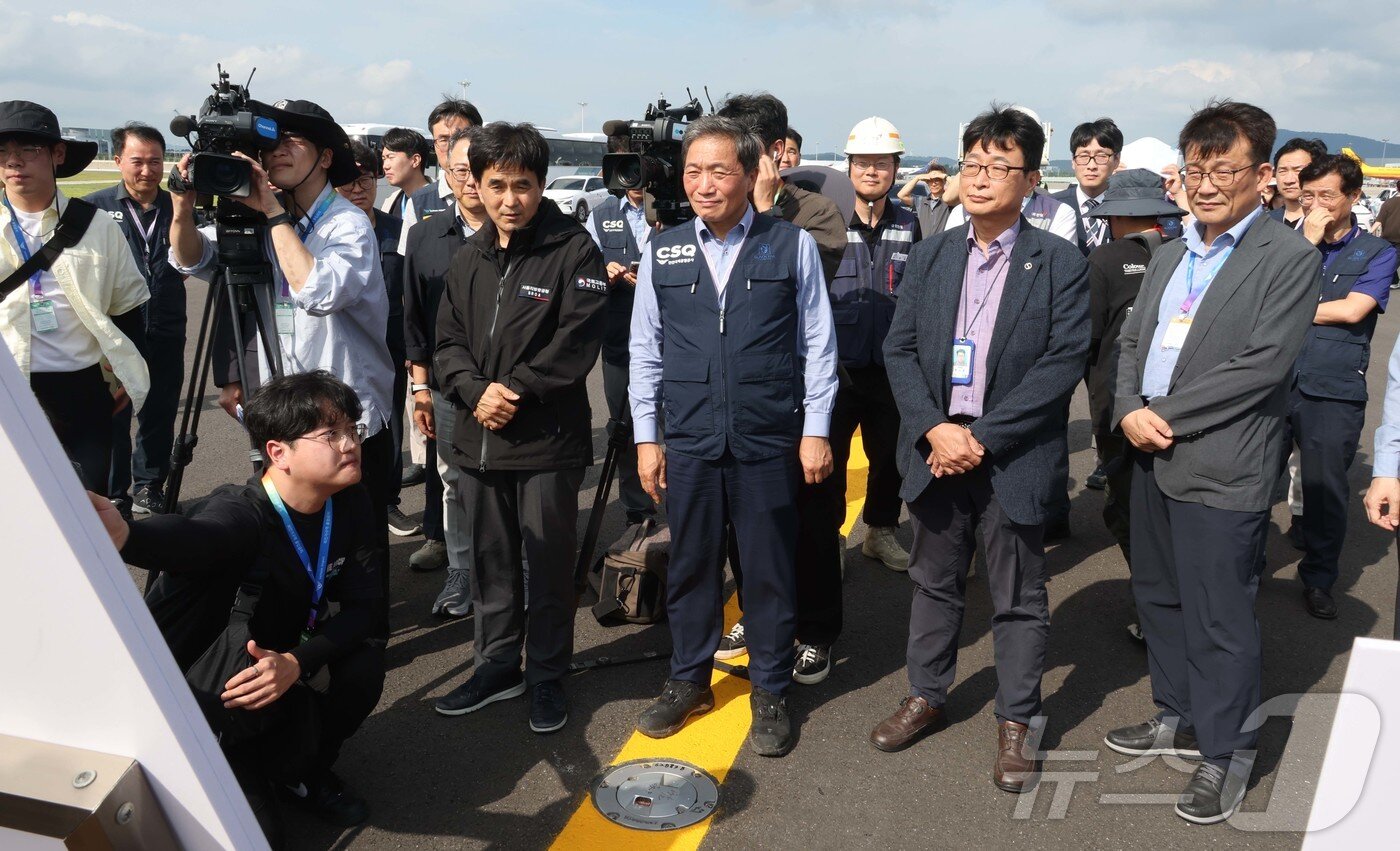 본문 이미지 - 이학재 인천국제공항공사 사장을 비롯한 공항 관계자들이 5일 인천국제공항에서 운영을 앞둔 제2활주로와 관련해 브리핑을 듣고 있다. (공동취재) 2025.8.6/뉴스1 ⓒ News1 박지혜 기자