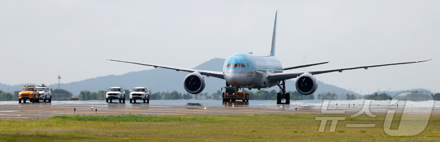 (인천공항=뉴스1)  박지혜 기자 = 5일 인천국제공항 제2활주로에서 운영 재개 전 합동 점검을 하기 위해 항공기가 진입하고 있다.인천공항공사는 지난 2021년 6월부터 노후화된 …