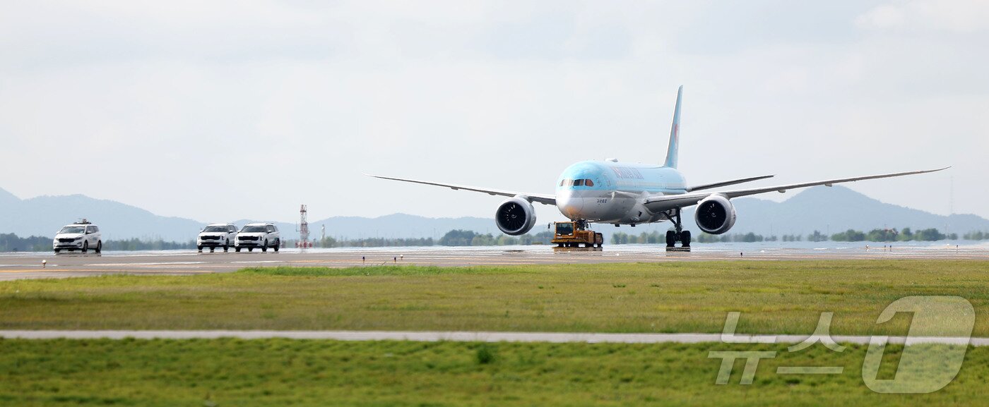 본문 이미지 - 5일 인천국제공항 제2활주로에서 운영 재개 전 합동 점검을 하기 위해 항공기가 진입하고 있다. (공동취재) 2025.8.6/뉴스1 ⓒ News1 박지혜 기자