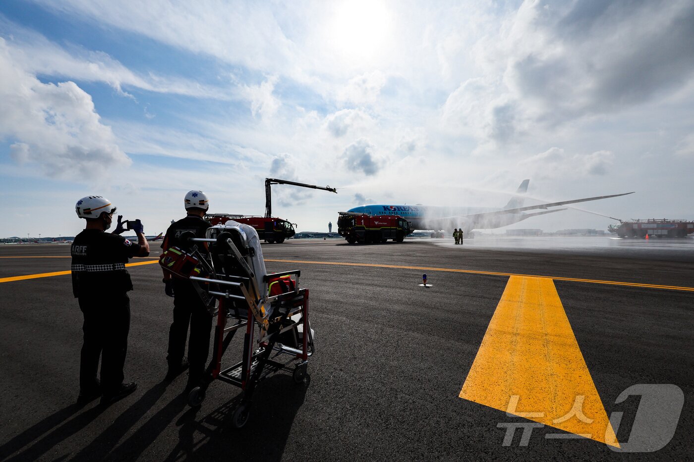 본문 이미지 - 지난 5일 인천국제공항 제1터미널에서 제2활주로 운영 재개를 앞두고 이학재 인천국제공항공사 사장, 권혁진 서울지방항공청장 등 유관기관 관계자들이 합동점검에 나선 가운데 인천공항 소방대가 비상대응훈련을 하고 있다. (공동취재) 2025.8.6/뉴스1 ⓒ News1 박지혜 기자
