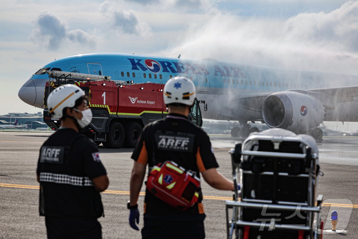 본문 이미지 - 5일 인천국제공항 제2활주로에서 운영 재개를 앞두고 항공기를 이용한 관계기관 합동 점검이 진행된 가운데, 인천공항 소방대가 항공기 화재를 가정한 모의훈련을 통해 화재 진압을 실시하고 있다. (공동취재) 2025.8.6/뉴스1 ⓒ News1 박지혜 기자