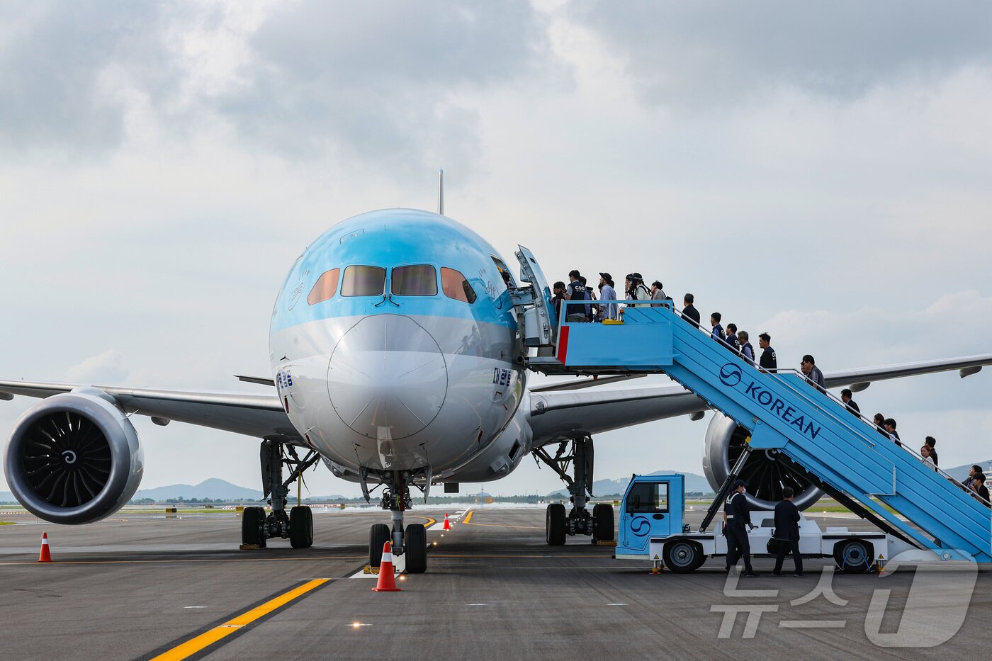 본문 이미지 - 지난 5일 인천국제공항 제1터미널에서 제2활주로 운영 재개를 앞두고 이학재 인천국제공항공사 사장, 권혁진 서울지방항공청장 등 유관기관 관계자들이 합동점검을 위해 항공기에 탑승하고 있다.  (공동취재) 2025.8.6/뉴스1 ⓒ News1 박지혜 기자