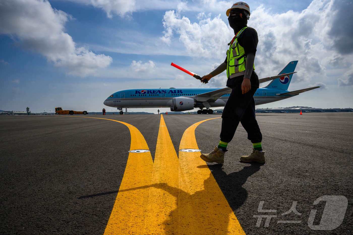 본문 이미지 - 서울지방항공청, 인천국제공항공사 등 유관기관 관계자들이 5일 인천국제공항 제1여객터미널에서 제2활주로 운영재개를 앞두고 신설 시설물 사용성 및 안전성 점검을 하고 있다.(공동취재) 2025.8.5/뉴스1 ⓒ News1 박지혜 기자