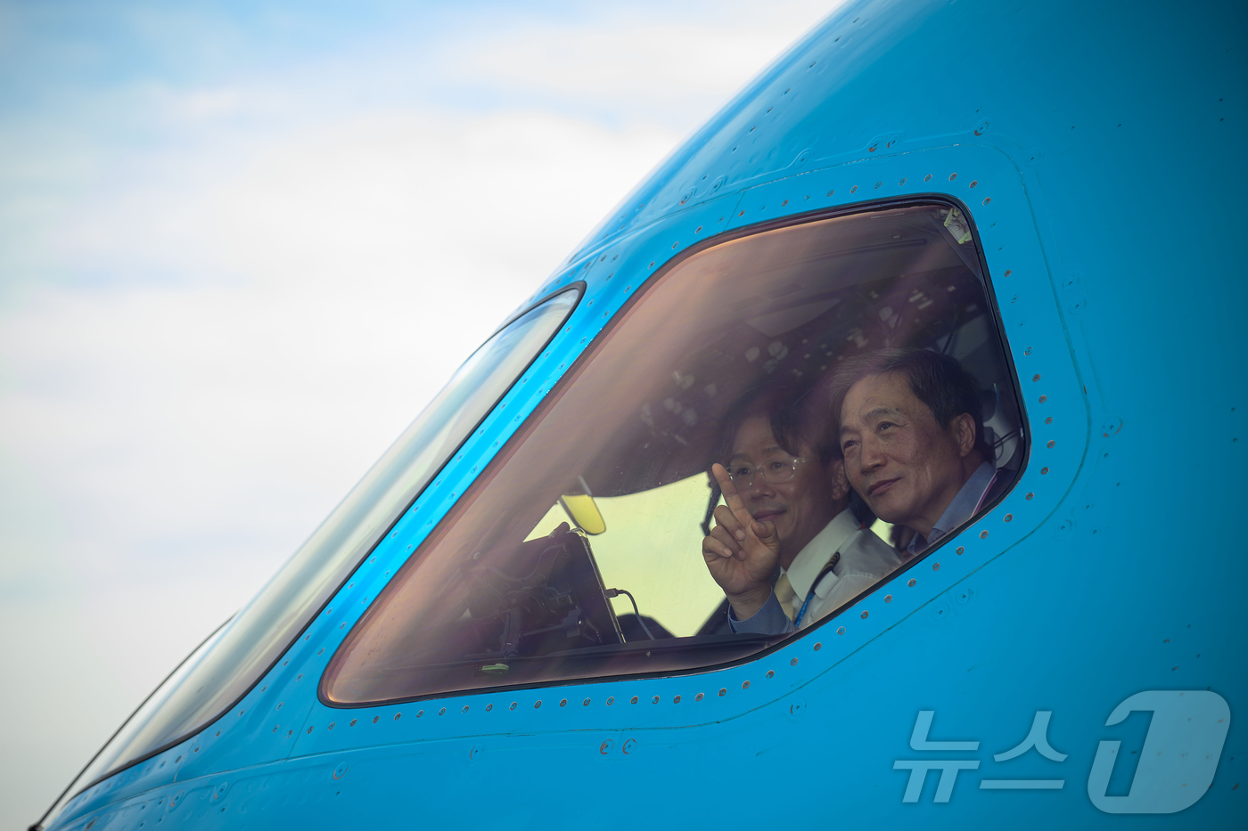 (인천공항=뉴스1)  박지혜 기자 = 이학재 인천국제공항공사 사장이 5일 인천국제공항에서 항공기 조종석에 탑승해 운영 재개를 앞둔 제2활주로의 사용성과 안전성을 점검하고 있다. ( …