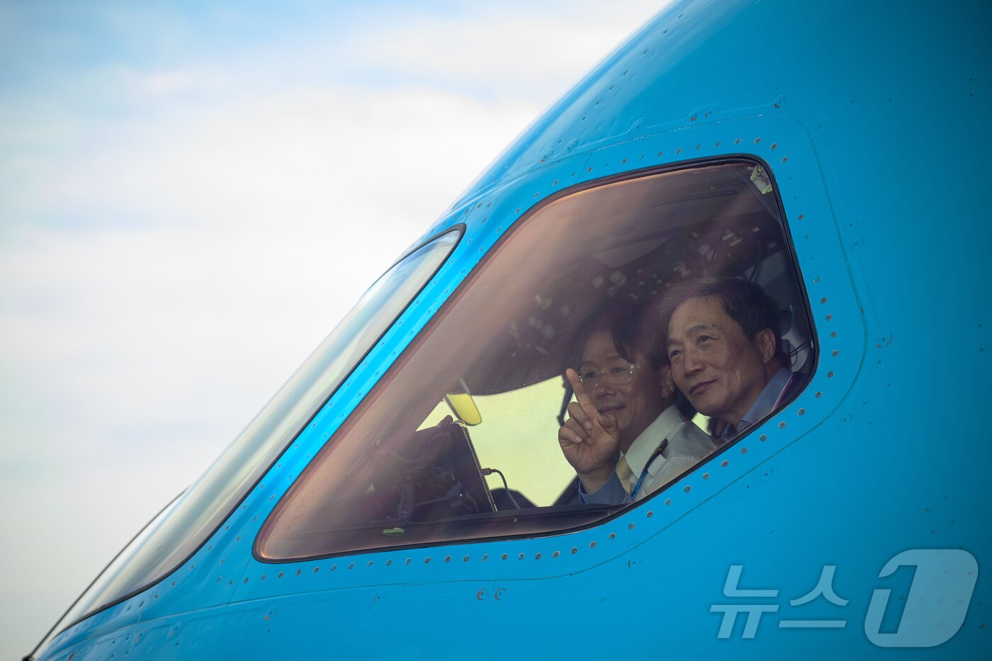 본문 이미지 - 이학재 인천국제공항공사 사장이 5일 인천국제공항에서 항공기 조종석에 탑승해 운영 재개를 앞둔 제2활주로의 사용성과 안전성을 점검하고 있다. (공동취재) 2025.8.6/뉴스1 ⓒ News1 박지혜 기자