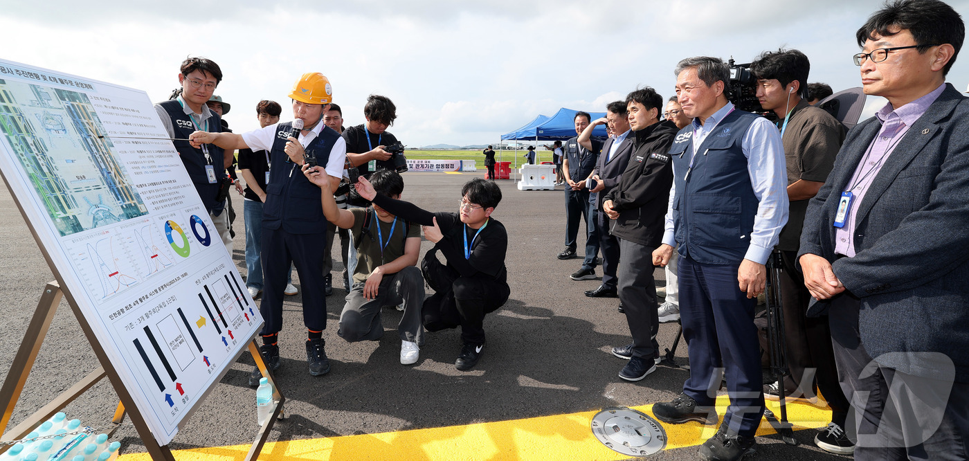 (인천공항=뉴스1)  박지혜 기자 = 이학재 인천국제공항공사 사장을 비롯한 공항 관계자들이 5일 인천국제공항에서 운영을 앞둔 제2활주로와 관련한 브리핑을 듣고 있다.제2활주로가 완 …