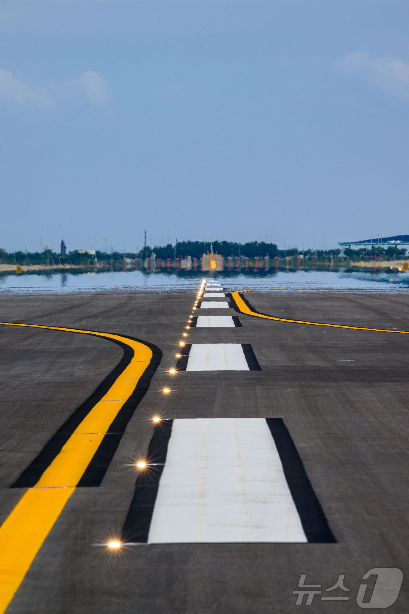 본문 이미지 - 서울지방항공청, 인천국제공항공사 등 유관기관 관계자들이 5일 인천국제공항 제1여객터미널에서 제2활주로 운영재개를 앞두고 신설 시설물 사용성 및 안전성 점검을 하고 있는 가운데 제2활주로가 보이고 있다 (공동취재) 2025.8.6/뉴스1 ⓒ News1 박지혜 기자