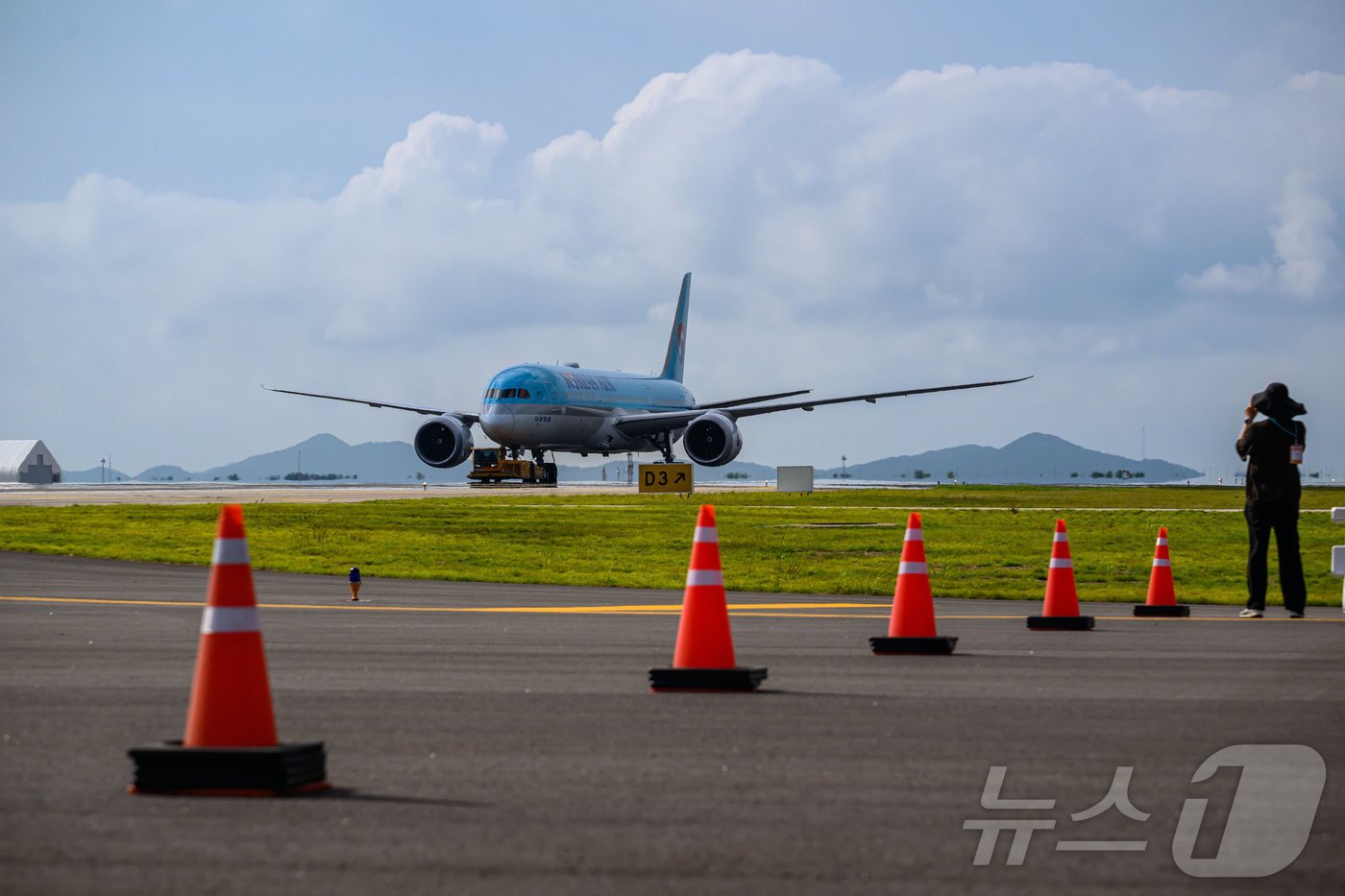 본문 이미지 - 서울지방항공청, 인천국제공항공사 등 유관기관 관계자들이 5일 인천국제공항 제1여객터미널에서 제2활주로 운영재개를 앞두고 신설 시설물 사용성 및 안전성 점검을 하고 있다.  (공동취재) 2025.8.6/뉴스1 ⓒ News1 박지혜 기자