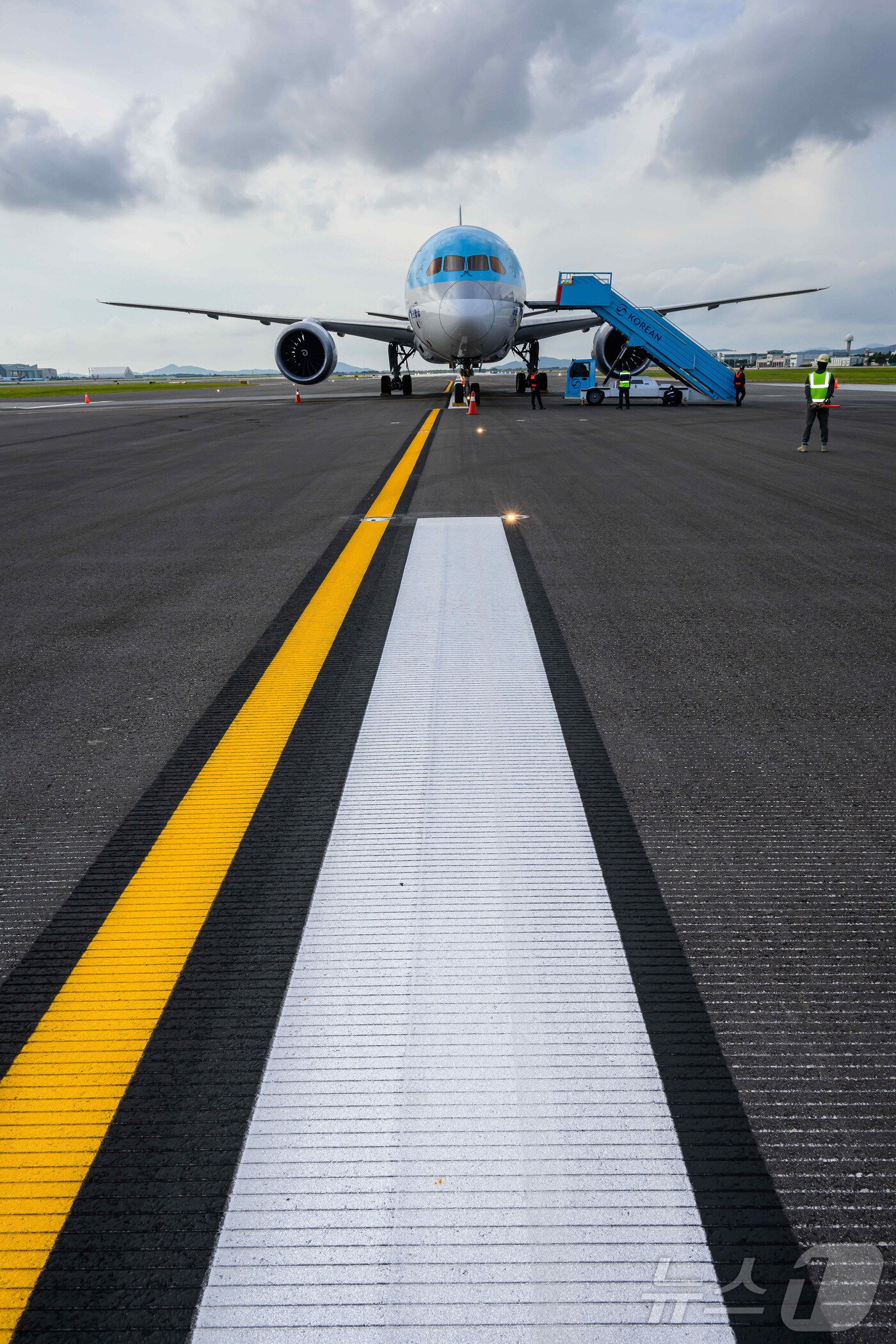 본문 이미지 - 서울지방항공청, 인천국제공항공사 등 유관기관 관계자들이 5일 인천국제공항 제1여객터미널에서 제2활주로 운영재개를 앞두고 신설 시설물 사용성 및 안전성 점검을 하고 있다. (공동취재) 2025.8.6/뉴스1 ⓒ News1 박지혜 기자