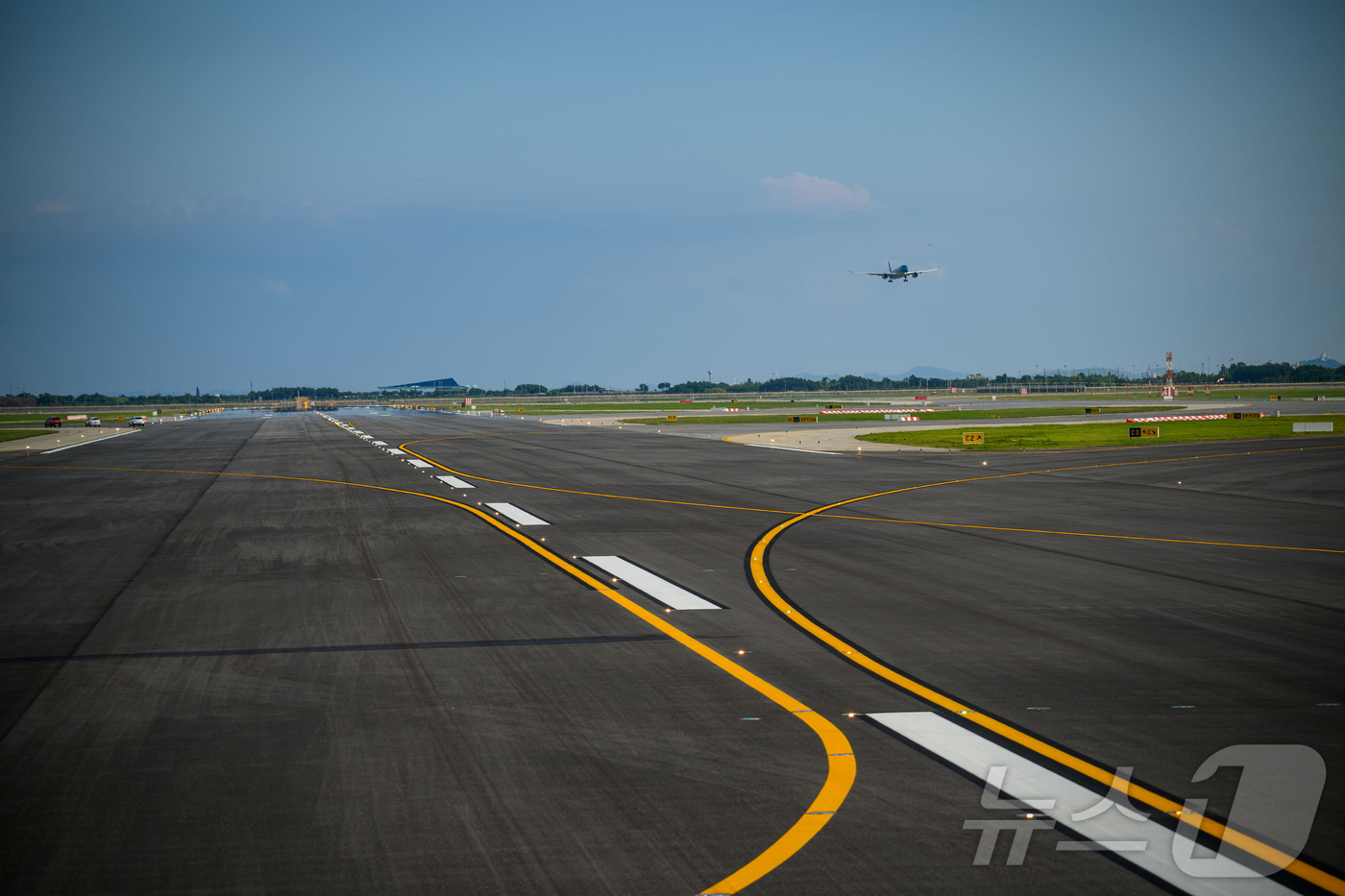 (인천공항=뉴스1)  박지혜 기자 = 5일 인천국제공항에서 제2활주로 종합시험운영 및 관계기관 합동점검이 열렸다. 인천공항공사는 지난 2021년 6월부터 노후화된 활주로에 대해 순 …