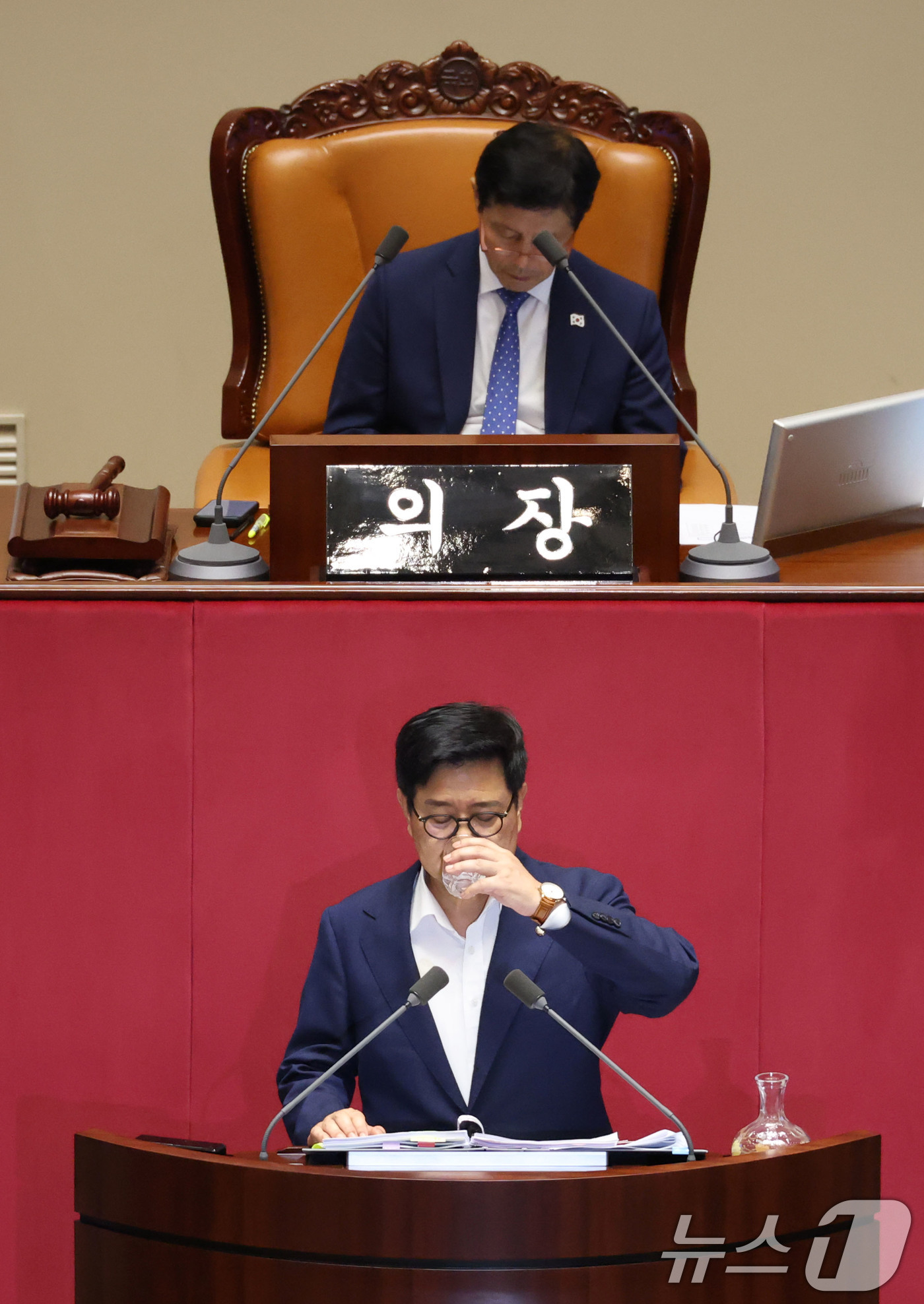 (서울=뉴스1) 이광호 기자 = 김장겸 국민의힘 의원이 5일 오후 서울 여의도 국회 본회의장에서 방송문화진흥회법 일부개정법률안(대안)에 대한 무제한토론(필리버스터)를 도중 물을 마 …