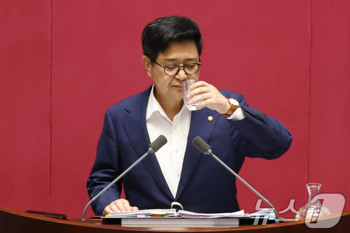 (서울=뉴스1) 이광호 기자 = 김장겸 국민의힘 의원이 5일 오후 서울 여의도 국회 본회의장에서 방송문화진흥회법 일부개정법률안(대안)에 대한 무제한토론(필리버스터)를 도중 물을 마 …