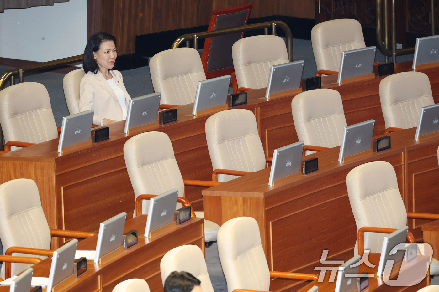 (서울=뉴스1) 이광호 기자 = 이진숙 방송통신위원장이  5일 오후 서울 여의도 국회 본회의장에서 김장겸 국민의힘 의원의 방송문화진흥회법 일부개정법률안(대안)에 대한 무제한토론(필 …