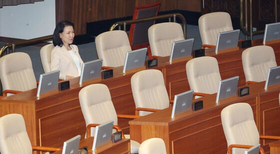 방문진법 무제한토론 듣는 이진숙 방통위원장