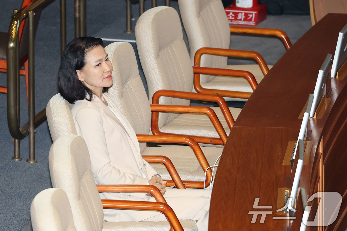 (서울=뉴스1) 이광호 기자 = 이진숙 방송통신위원장이  5일 오후 서울 여의도 국회 본회의장에서 김장겸 국민의힘 의원의 방송문화진흥회법 일부개정법률안(대안)에 대한 무제한토론(필 …