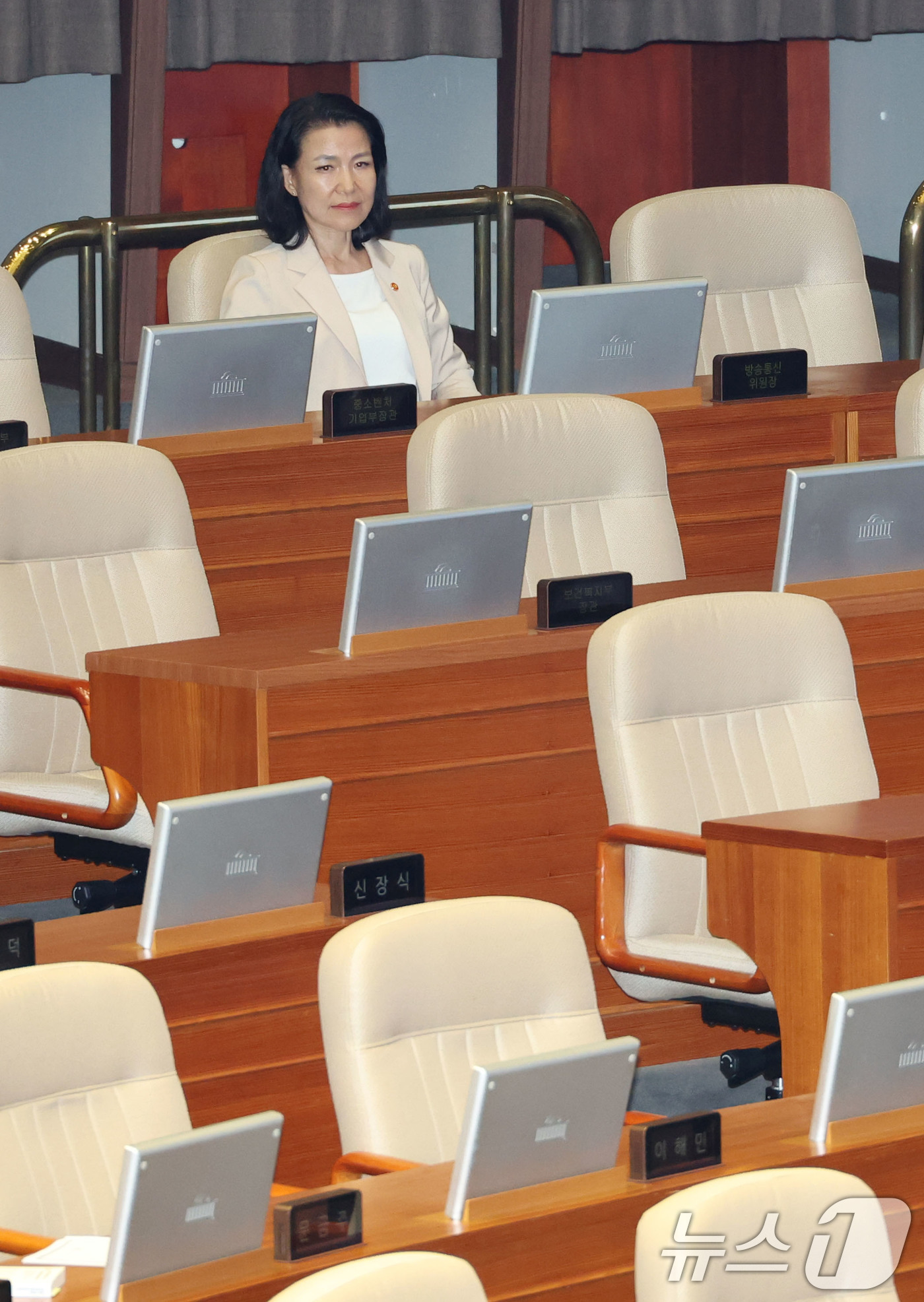 (서울=뉴스1) 이광호 기자 = 이진숙 방송통신위원장이  5일 오후 서울 여의도 국회 본회의장에서 김장겸 국민의힘 의원의 방송문화진흥회법 일부개정법률안(대안)에 대한 무제한토론(필 …