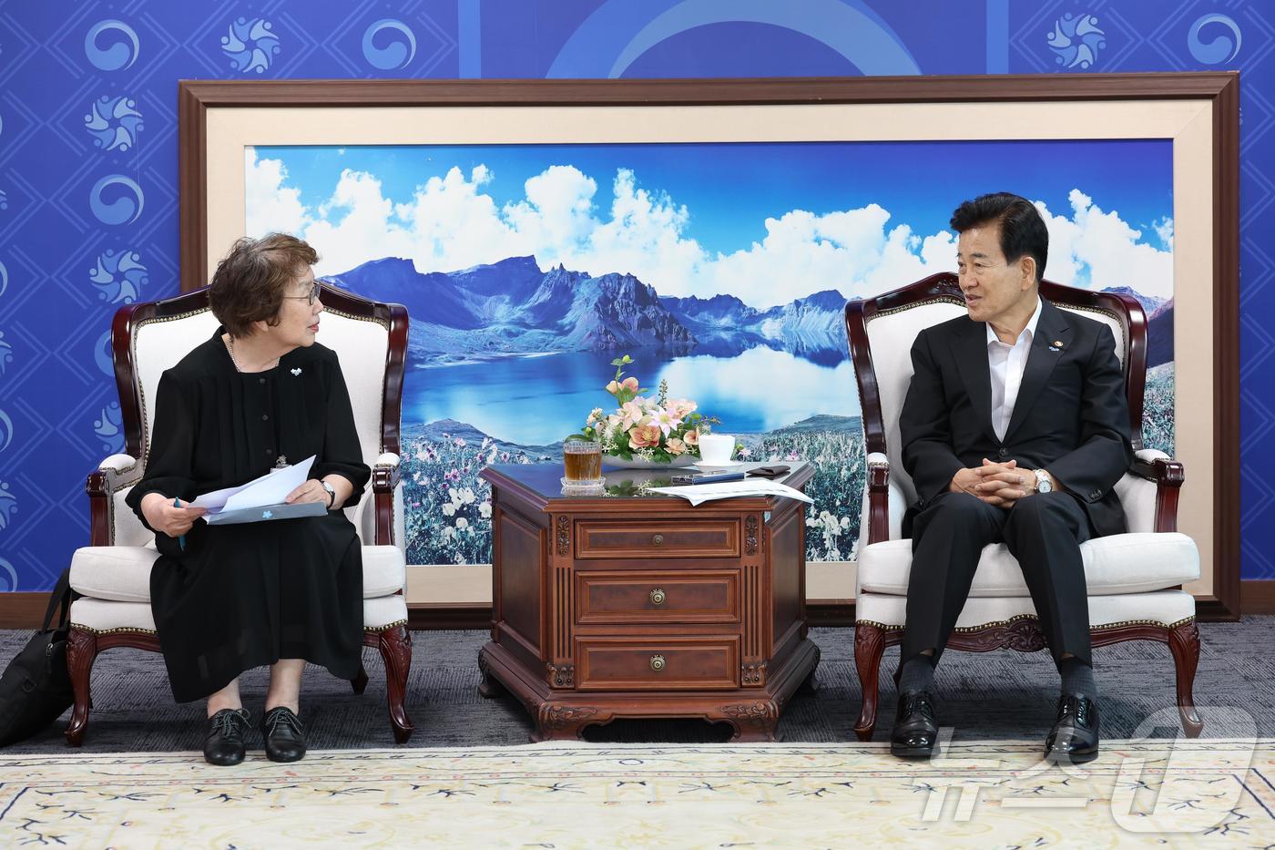 (서울=뉴스1) = 정동영 통일부 장관이 5일 오전 서울 종로구 정부서울청사 통일부 장관실에서 6·25전쟁납북인사가족협의회 이사진을 면담하고 있다. (통일부 제공. 재판매 및 DB …