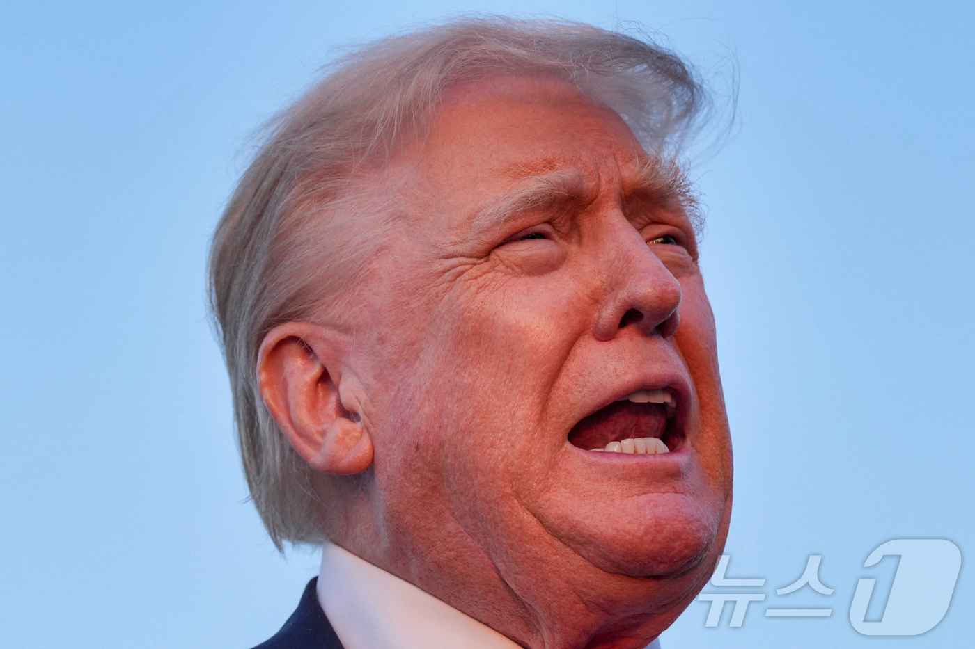 (앨러타운 로이터=뉴스1) 류정민 특파원 = 도널드 트럼프 미국 대통령이 지난 3일(현지시간) 미국 펜실베이니아주 앨런타운의 리하이 밸리 국제공항에서 에어포스원에 탑승하기 전 기자 …