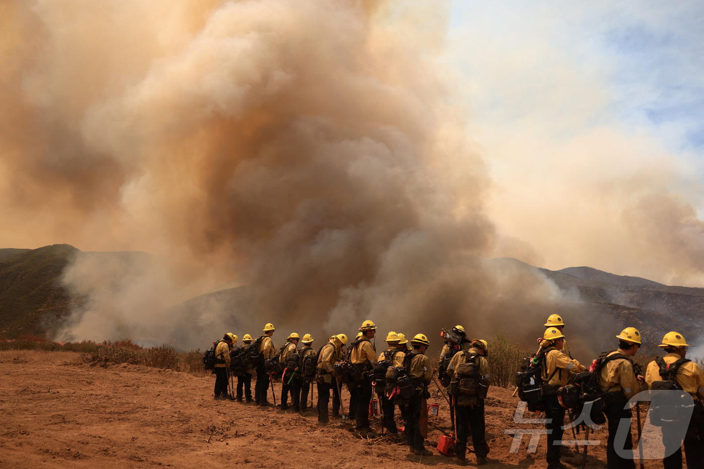 (뉴 쿠야마 로이터=뉴스1) 강민경 기자 = 미국 캘리포니아주 뉴쿠야마 서쪽에서 소방관들이 '기포드 산불'을 진압하고 있다. 2025.8.4ⓒ 로이터=뉴스1
