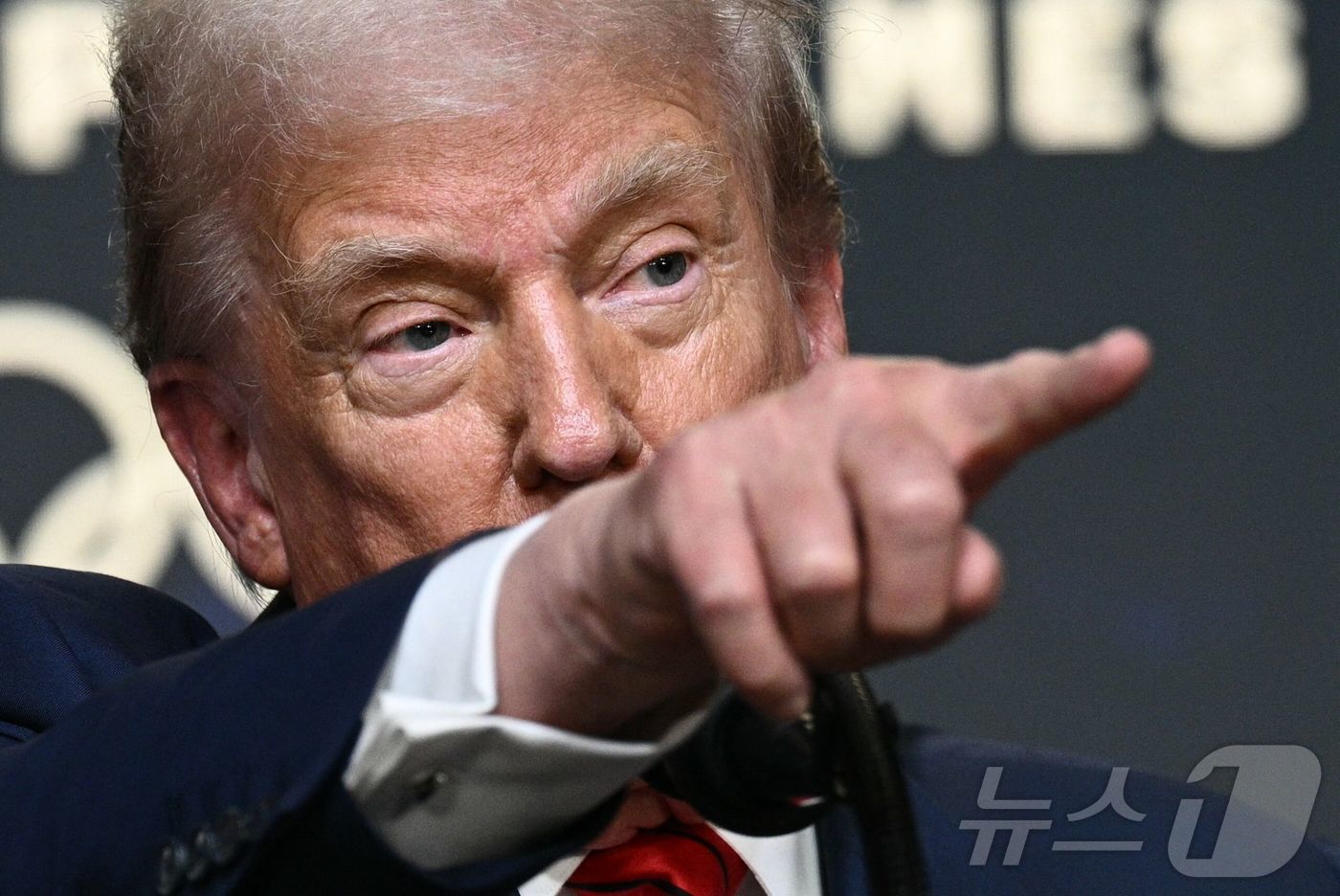 (워싱턴DC AFP=뉴스1) 류정민 특파원 = 도널드 트럼프 미국 대통령이 5일(현지시간) 워싱턴DC 백악관에서 2028년 로스앤젤레스(LA) 올림픽 태스크포스를 구성하는 행정명령 …