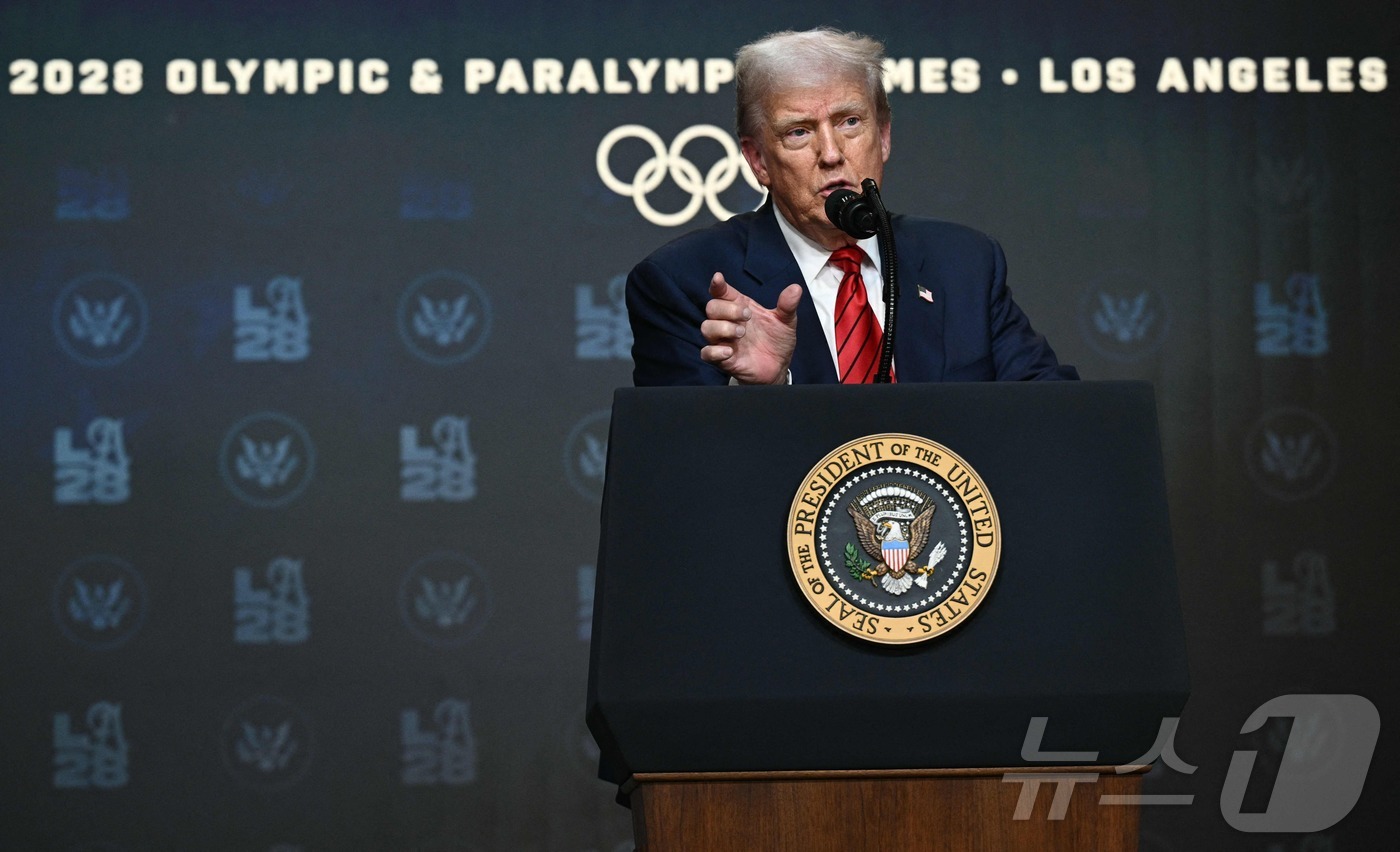 (워싱턴DC AFP=뉴스1) 류정민 특파원 = 도널드 트럼프 미국 대통령이 5일(현지시간) 워싱턴DC 백악관 사우스 코트 오디토리움에서 2028년 로스앤젤레스(LA) 올림픽 태스크 …