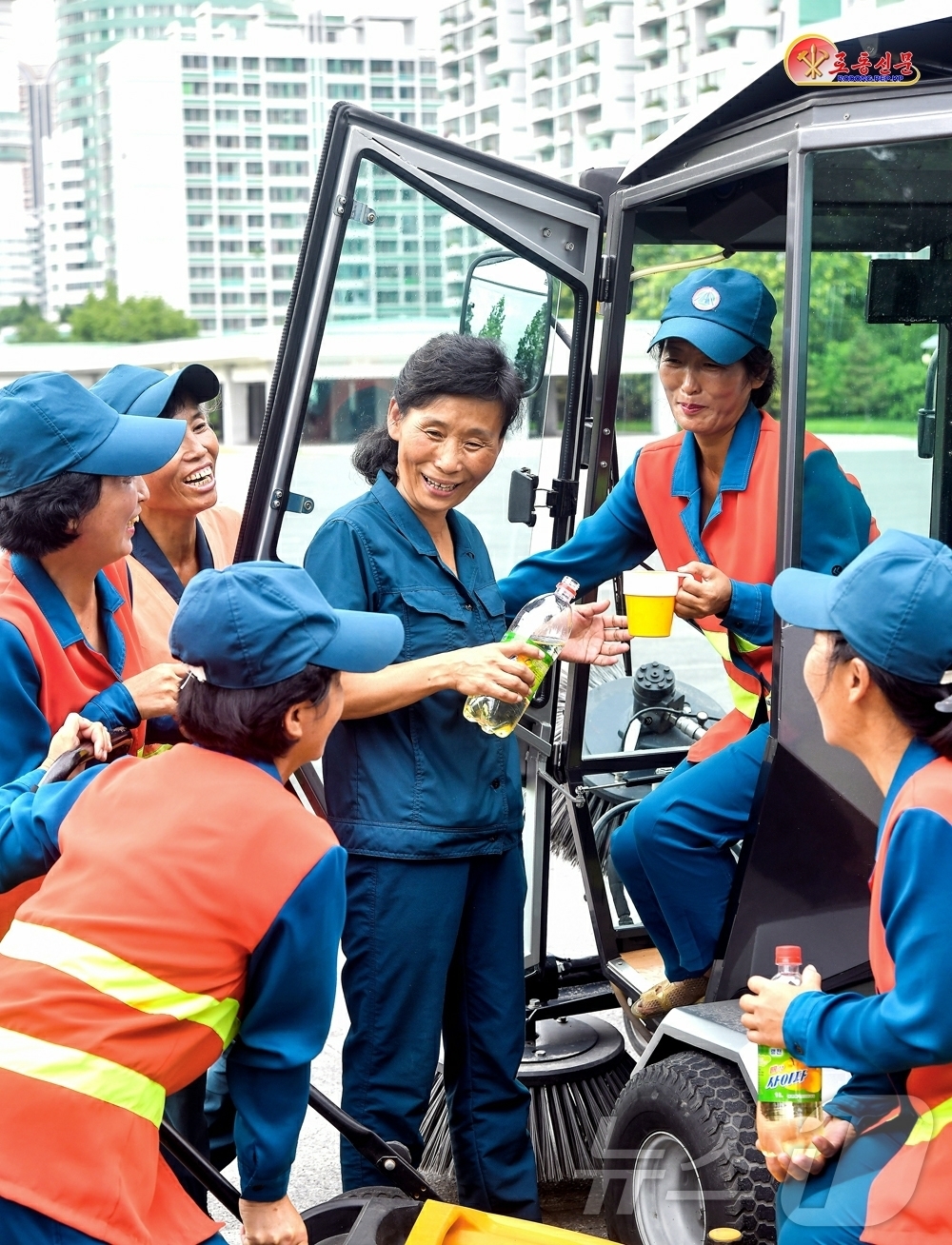 (평양 노동신문=뉴스1) = 북한 노동당 기관지 노동신문은 6일 "대성구역 도로시설관리소 초급당 간부가 작업의 쉴참(휴식시간)을 이용하여 종업원들을 고무하고 있다"라고 보도했다. …