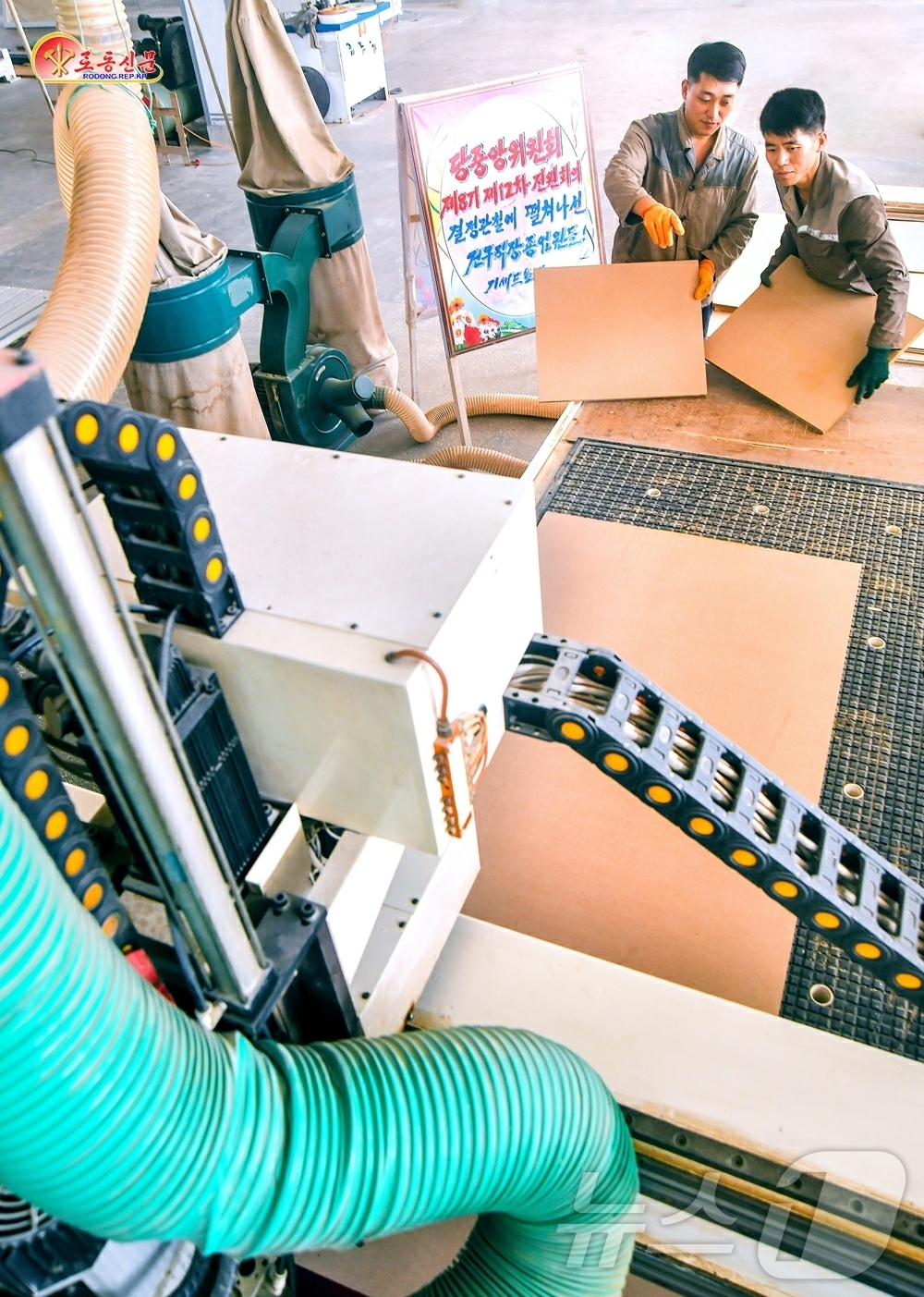 (평양 노동신문=뉴스1) = 북한 노동당 기관지 노동신문은 6일 평양목재공장 노동자들이 "더 많은 목제품을 생산하기 위해 노력하고 있다"고 보도했다. [국내에서만 사용가능. 재배포 …