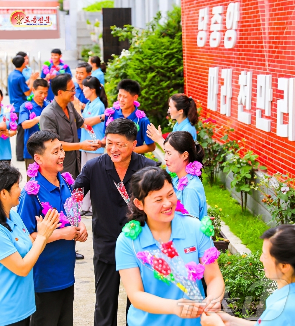 (평양 노동신문=뉴스1) = 북한 노동당 기관지 노동신문은 6일 평양시인쇄공장에 영예의 혁신자 대열이 계속 늘어나고 있다고 보도했다. [국내에서만 사용가능. 재배포 금지. DB 금 …