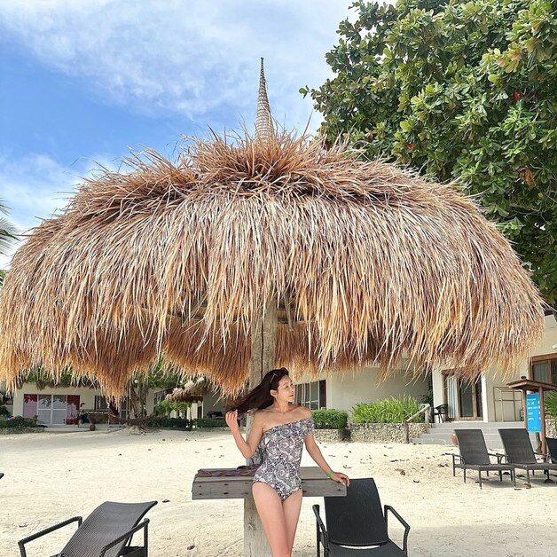 48세 현영, 수영복으로 뽐낸 '명품' 각선미…슈퍼모델 출신답네 [N샷]