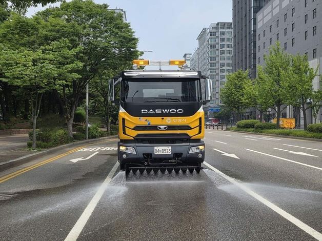 안양시, 8개 주요 도로서 열기 식히는 살수차 확대 운행