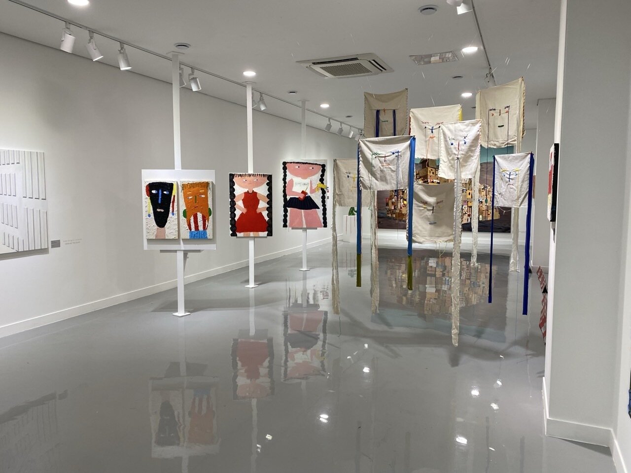 본문 이미지 - '모두의 인쌩쌩쌩: 2부 도시와 아이'展 전시 전경 (수원시립미술관 제공)