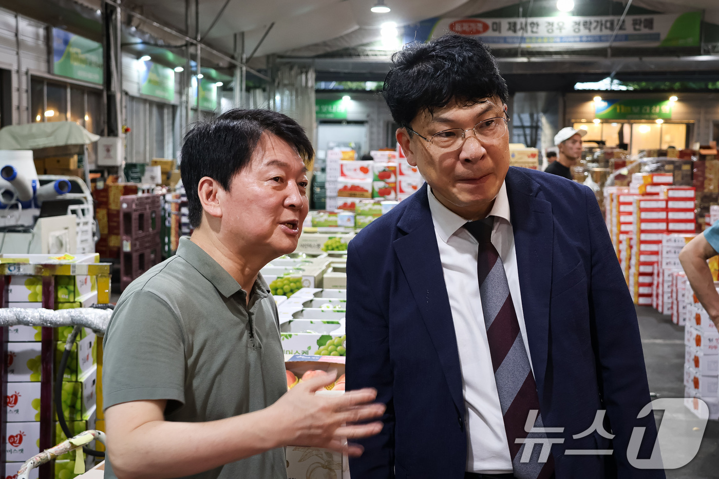 (서울=뉴스1) 유승관 기자 = 안철수 국민의힘 당대표 후보가 6일 대구농수산물도매시장을 찾아 폭염과 폭우 피해상황을 점검하고 시장을 둘러보고 있다. (안철수 의원실 제공. 재판매 …