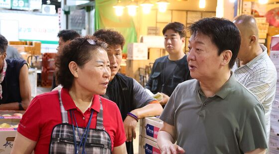 상인들과 대화하는 안철수