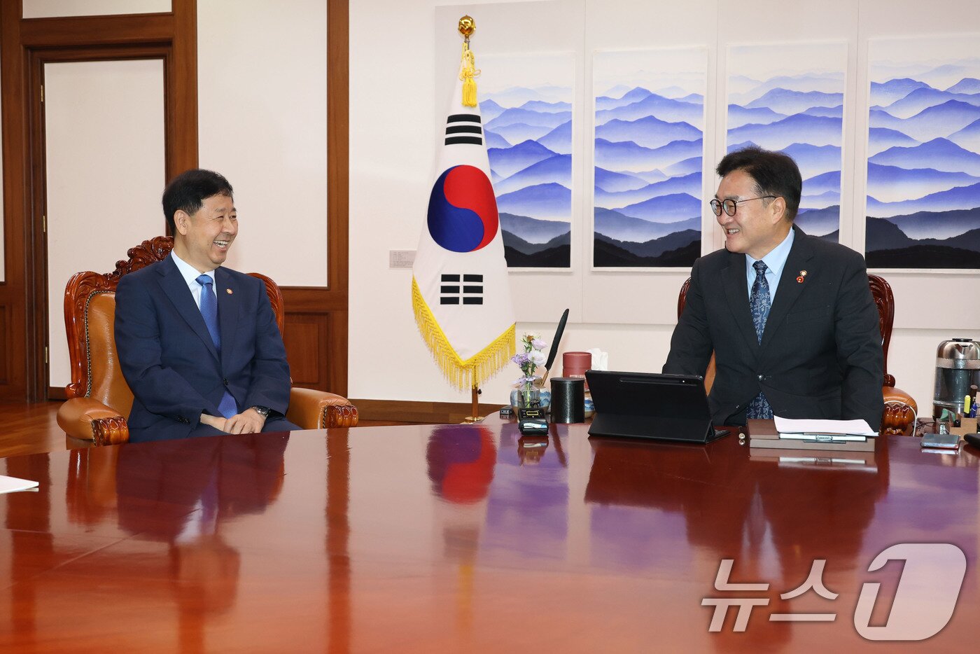 본문 이미지 - 우원식 국회의장이 6일 오전 서울 여의도 국회 의장집무실에서 구윤철 경제부총리 겸 기획재정부 장관을 접견, 환담하고 있다. 2025.8.6/뉴스1 ⓒ News1 이광호 기자