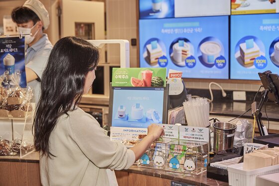 본문 이미지 - 파리바게뜨 인천공항 에어랩에 설치된 모금함게 고객이 기부를 하고 있다. &#40;SPC그룹 제공.&#41; 2025.8.6/뉴스1
