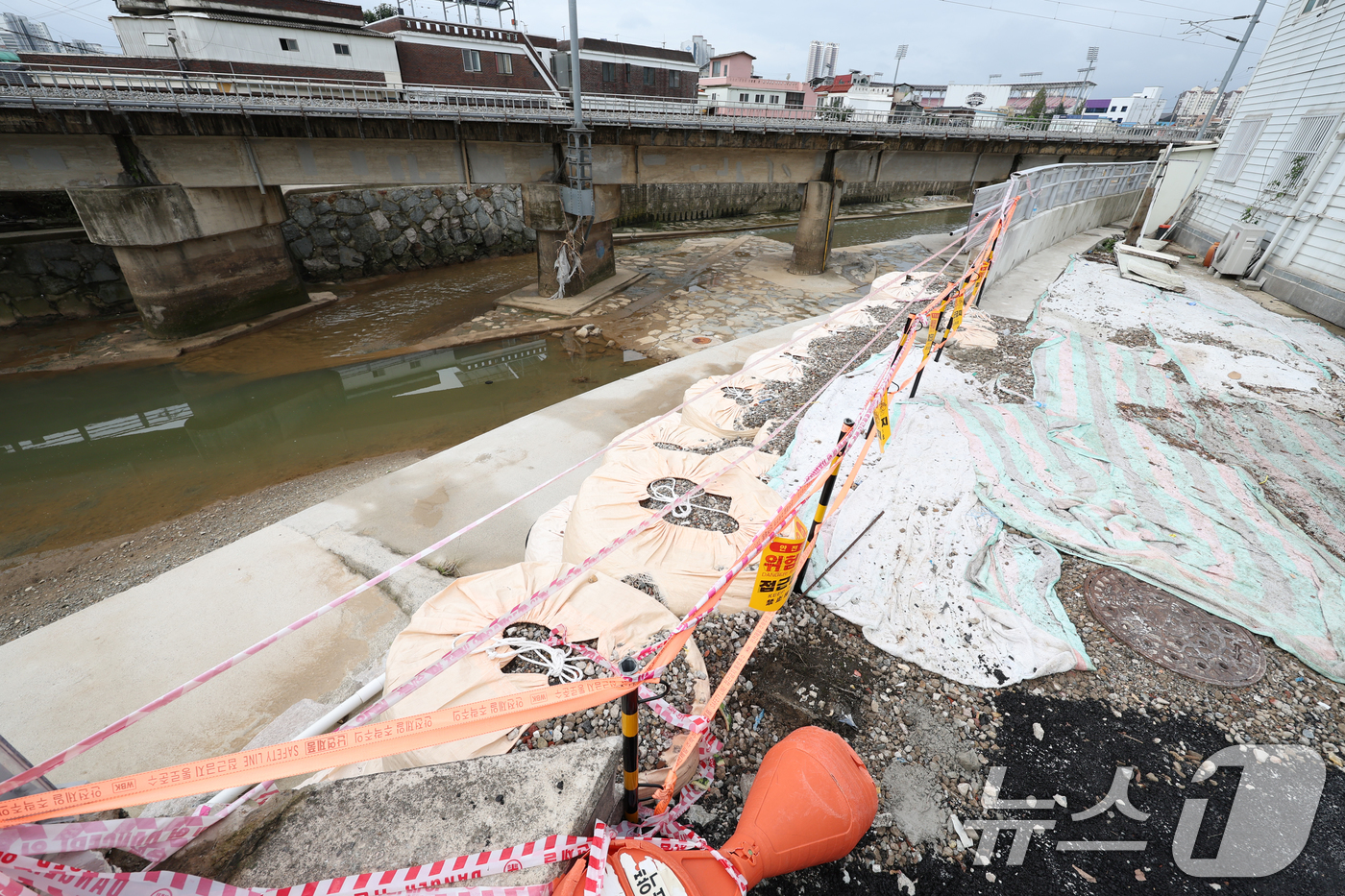 (광주=뉴스1) 이승현 기자 = 지난달 집중 호우로 인해 무너진 광주 북구 신안동 홍수 방어벽에 6일 접근 금지 라인이 설치돼 있다. 2025.8.6/뉴스1