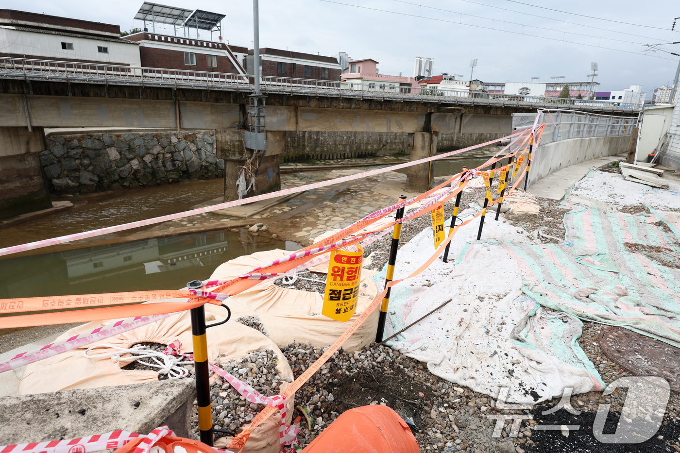 (광주=뉴스1) 이승현 기자 = 지난달 집중 호우로 인해 무너진 광주 북구 신안동 홍수 방어벽에 6일 접근 금지 라인이 설치돼 있다. 2025.8.6/뉴스1