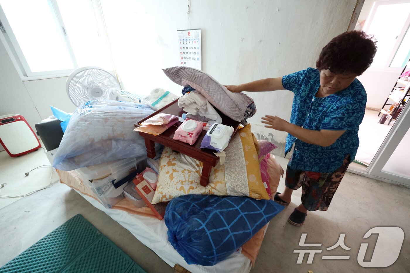 본문 이미지 - 6일 오전 광주 북구 신안동에서 한 주민이 침수 피해를 막기 위해 이불 등을 침대 위로 올리고 있다. 이 주민은 지난달 집중 호우로 집이 잠기는 피해를 입었다. 2025.8.6/뉴스1 ⓒ News1 이승현 기자