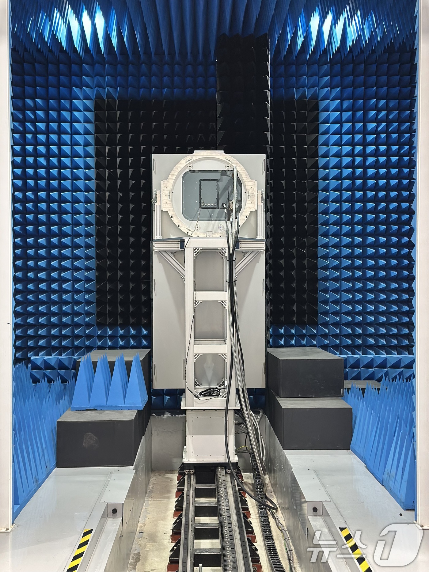 (서울=뉴스1) = 한화시스템은 지난 5일 경기 용인시 한화시스템 용인종합연구소에서 한국형 전투기(KF-21)용 'AESA 레이다 양산 1호기 출고식'을 개최했다고 6일 밝혔다.사 …
