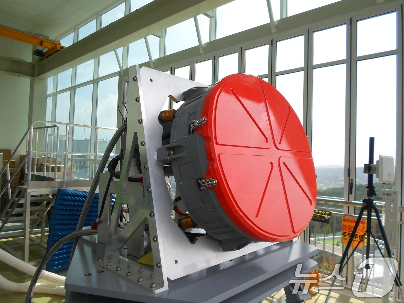 (서울=뉴스1) = 한화시스템은 지난 5일 경기 용인시 한화시스템 용인종합연구소에서 한국형 전투기(KF-21)용 'AESA 레이다 양산 1호기 출고식'을 개최했다고 6일 밝혔다.사 …