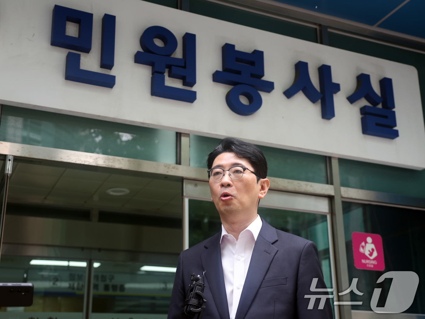 (서울=뉴스1) 황기선 기자 = 국민의힘 당대표 후보인 주진우 의원이 6일 오전 서울 종로구 서울시경찰청에서 차명 주식거래 의혹을 받는 이춘석 의원에 대한 고발장 제출 후 취재진 …