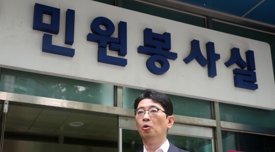이춘석 의원 고발 후 취재진 질의에 답하는 주진우