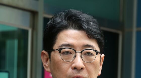 이춘석 의원 고발 후 취재진 질의에 답하는 주진우