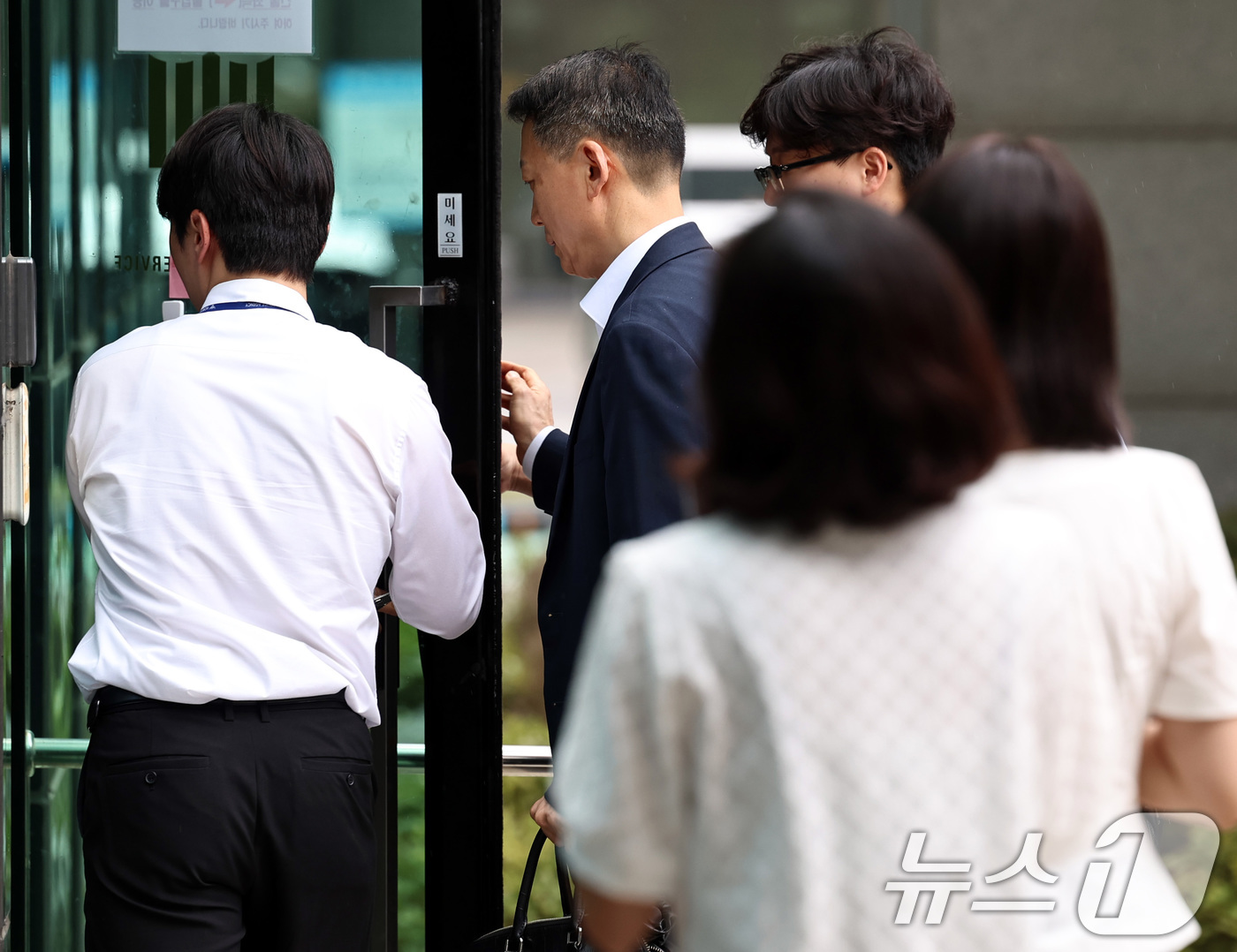 (서울=뉴스1) 구윤성 기자 = 김대경 전 경호처 지원본부장이 6일 오전 내란특검이 자리한 서울 서초동 서울고등검찰청에서 참고인 조사를 받기 위해 출석하고 있다. 2025.8.6/ …