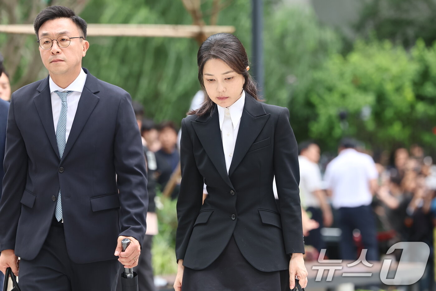 본문 이미지 - 윤석열 전 대통령의 부인 김건희 여사가 6일 서울 종로구에 마련된 김건희 특검팀(특별검사 민중기) 사무실에 첫 조사를 받기 위해 피의자 신분으로 출석하고 있다. 2025.8.6/뉴스1 ⓒ News1 김도우 기자