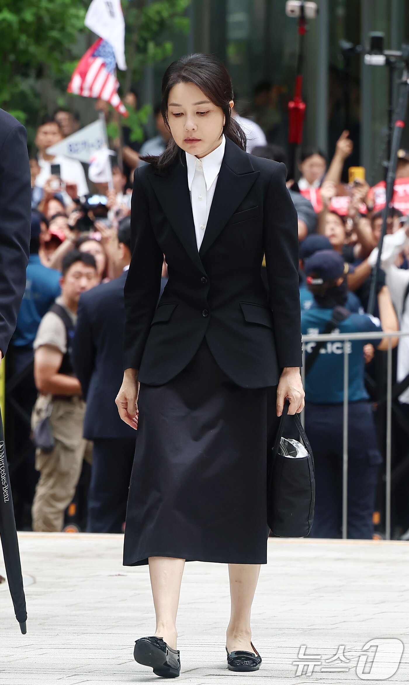 본문 이미지 - 윤석열 전 대통령의 부인 김건희 여사가 6일 서울 종로구에 마련된 김건희 특검팀(특별검사 민중기) 사무실에 첫 조사를 받기 위해 피의자 신분으로 출석하고 있다. 2025.8.6/뉴스1 ⓒ News1 김도우 기자