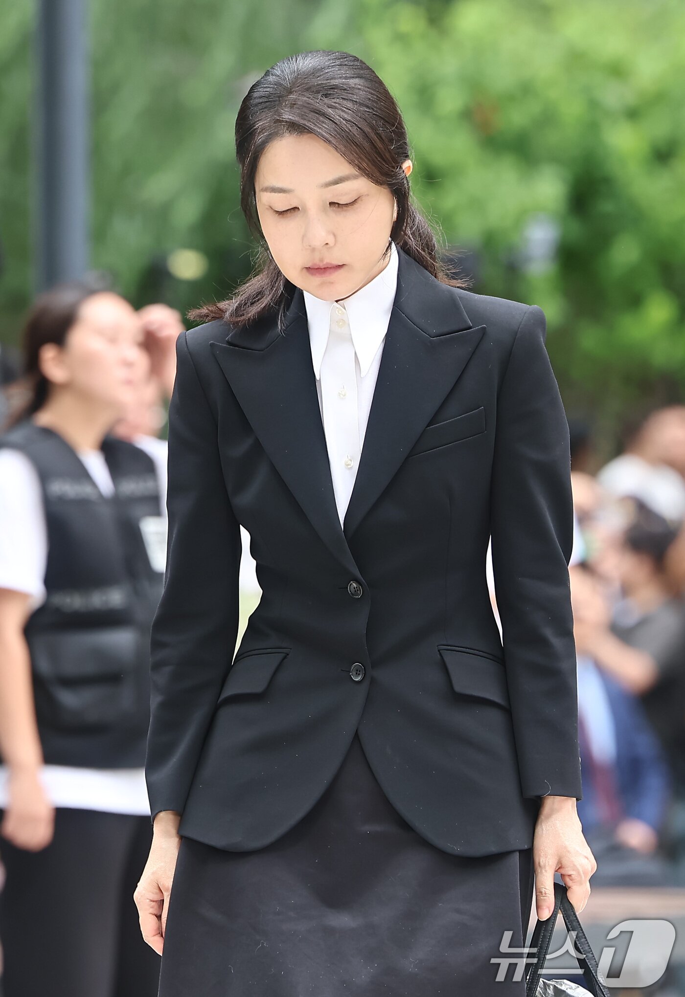 본문 이미지 - 윤석열 전 대통령의 부인 김건희 여사가 6일 서울 종로구에 마련된 김건희 특검팀(특별검사 민중기) 사무실에 첫 조사를 받기 위해 피의자 신분으로 출석하고 있다. 2025.8.6/뉴스1 ⓒ News1 김도우 기자