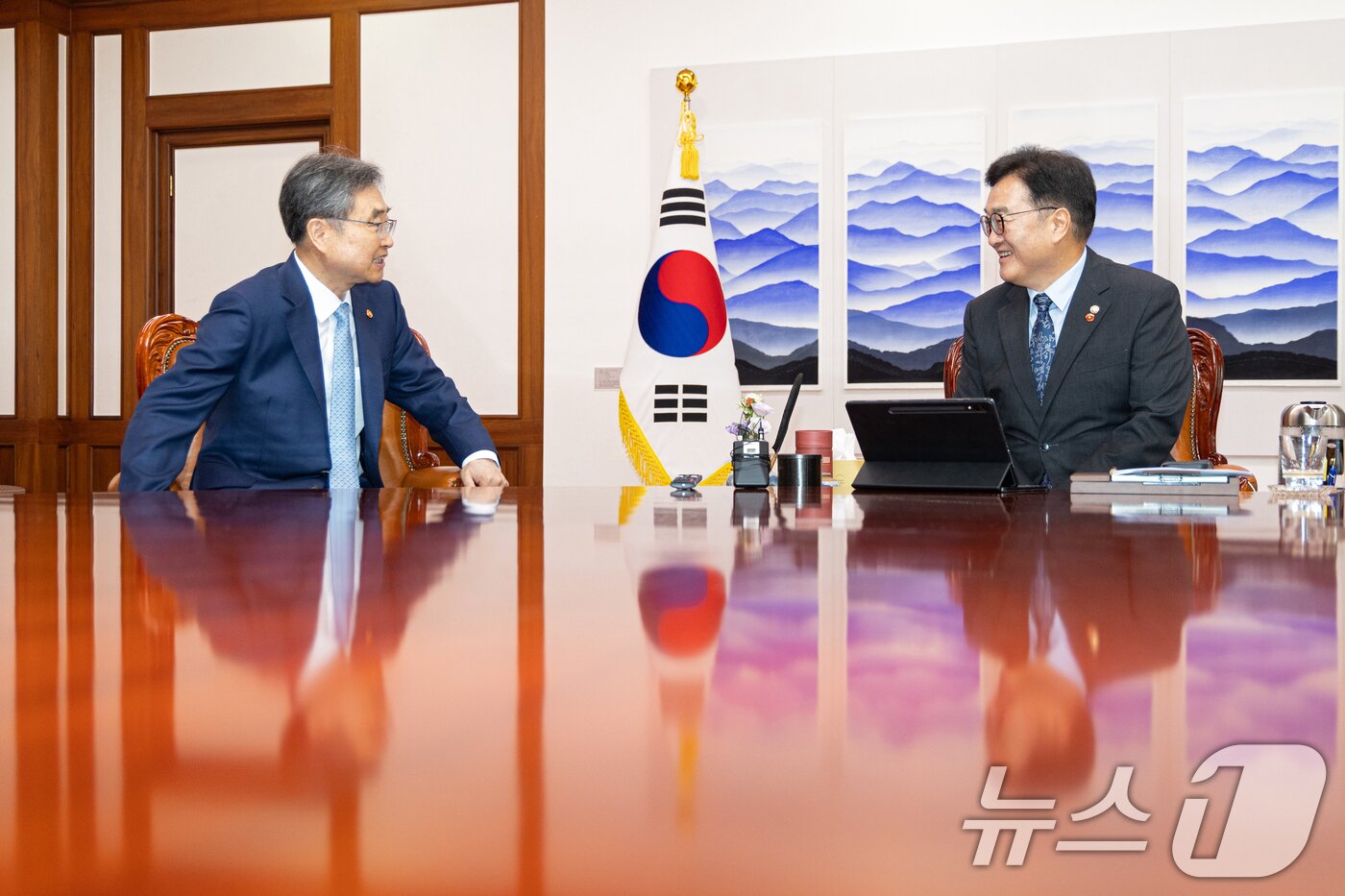 본문 이미지 - 우원식 국회의장이 6일 서울 여의도 국회 집무실에서 조현 외교부 장관을 접견하고 있다. 2025.8.6/뉴스1 ⓒ News1 이승배 기자